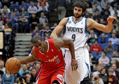Chris Paul protege el balón ante Ricky Rubio.