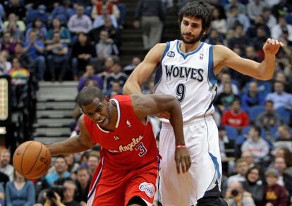 Chris Paul protege el bal&oacute;n ante Ricky Rubio.