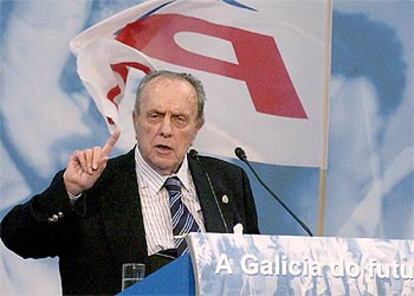 El presidente de la Xunta, Manuel Fraga, durante la convención de los populares gallegos en Santiago.