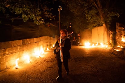 Cuando llega la noche comienza la procesión de la Dolorosa por un recorrido que solo está alumbrado por la luz que desprenden miles de caparazones de caracol.