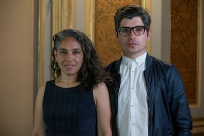 Simón Hernández (derecha) con María José Pizarro, hija de Carlos Pizarro.