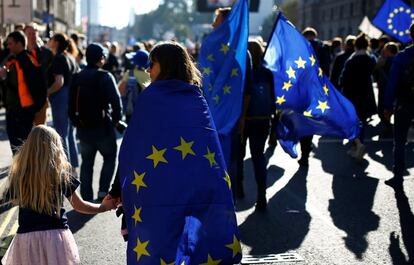 La marcha contra el Brexit ha estado jalonada de banderas de la Unión Europea y pancartas que abogaban por la permanencia en el club comunitario.