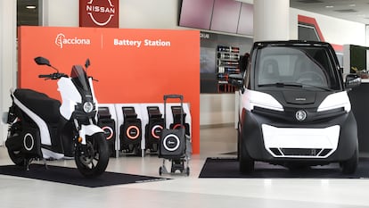 Los vehículos eléctricos de Silence en un concesionario de la japonesa Nissan, en una imagen cedida por las compañías.