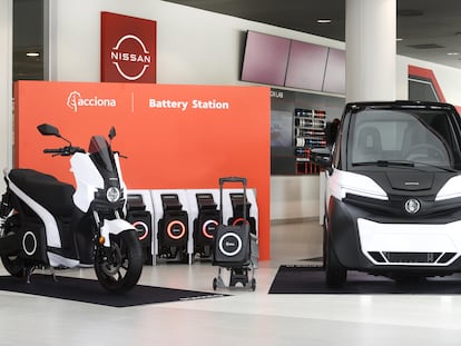 Los vehículos eléctricos de Silence en un concesionario de la japonesa Nissan, en una imagen cedida por las compañías.