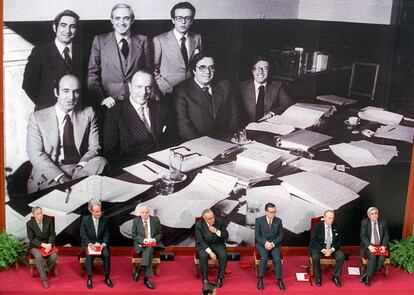 Los siete miembros de la ponencia que redactó el anteproyecto de la Constitución de 1978 tras recibir la Medalla de Oro de la Comunidad de Madrid de manos de Alberto Ruiz-Gallardón, durante los actos oficiales de celebración de las fiestas de la Cominidad, del 2 de mayo de 2001. En la imagen, de izquierda a derecha: Jordi Sole Tura, Miquel Roca, Jose Pedro Pérez Llorca, Gregorio Peces Barba, Miguel Herrero de Miñón, Manuel Fraga y Gabriel Cisneros. Tras ellos una fotografía de gran formato en la que aparecen los siete ponentes, en la época de la aprobación de la Carta Magna.