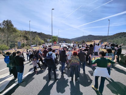 Vecinos de Collserola cortan la C-16 en Vallvidrera, para pedir acciones contra los incendios forestales.