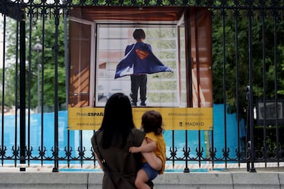 La muestra #PHEdesdemibalcón, de PHotoESPAÑA, se inauguró este miércoles en el Retiro (Madrid). La exposición se compone de una selección de 50 imágenes de las más de 7.000 realizadas por los ciudadanos durante el confinamiento.