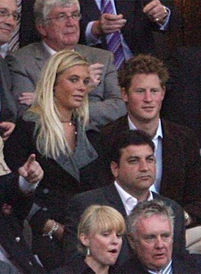 El príncipe Enrique, con su novia Chelsy Davy, ayer en el Chelsea- Liverpool en Stamford Bridge.
