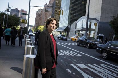 Ada Colau, l'alcaldessa de Barcelona passeja pels carrers propers a la seu de les Nacions Unides a Nova York.