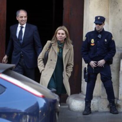Francisco Camps y su esposa, Isabel Bas, a su salida del Tribunal Superior valenciano.