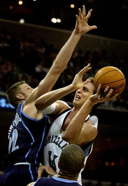 Gasol intenta encestar ante la oposición de Borchardt, de los Jazz.