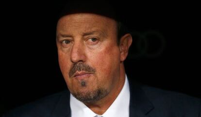 Benítez en el banquillo durante el clásico.