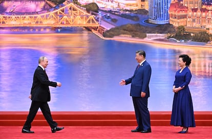 Putin se dispone a saludar a Xi y a su esposa, Peng Liyuan, antes de la fotografía de familia.