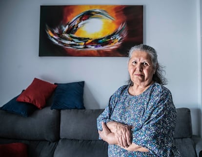 Hilda Da Silva, en el salón de su casa, espera cita para oftalmología para 2023. 