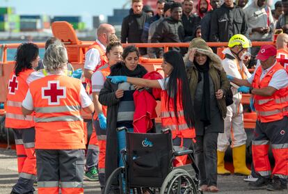 Llegada este domingo a Puerto Naos (Lanzarote) de la guardamar 'Concepción Arenal' con 88 personas a bordo.