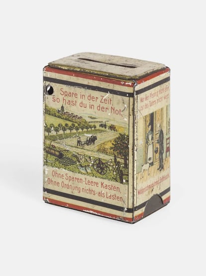 Hucha de 1900 en la que se lee: Ahorra a tiempo y tendrás para una emergencia. Sin ahorros, tendrás una caja vacía. Sin orden, solo cargas.