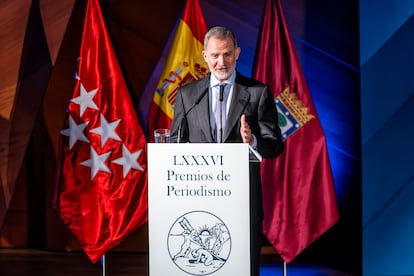 El rey Felipe VI, durante su intervención en la ceremonia de entrega de la 86ª edición de los Premios de la Asociación de la Prensa de Madrid (APM), y la celebración de su 130º aniversario, este martes en Madrid.