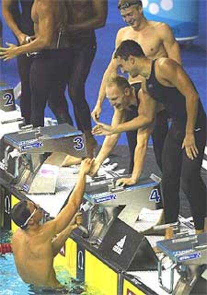 El equipo ruso felicita a Popov tras su relevo en la final de 4x100 libres masculinos.