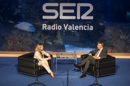 La vicepresidenta Nadia Calviño, y el delegado de la SER en la Comunidad Valenciana, Bernardo Guzmán, durante la charla en el auditorio mar Rojo del Oceanogràfic. 