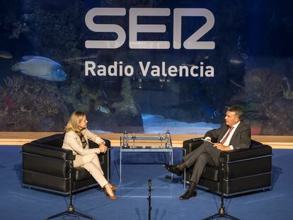 La vicepresidenta del Gobierno Nadia Calviño, y el delegado de la SER en la Comunidad Valenciana, Bernardo Guzmán, en el encuentro organizado por la cadena la pasada semana en el Oceanogràfic de Valencia.