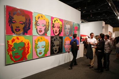 Serie de 10 grabados de Marilyn Monroe, obra de Andy Warhol, en uno de los pabellones de la feria Art Bassel Miami Beach, en Miami (Estados Unidos). 
