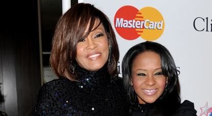 Whitney Houston y Bobbi Kristina Brown en los premios Grammy de 2011.