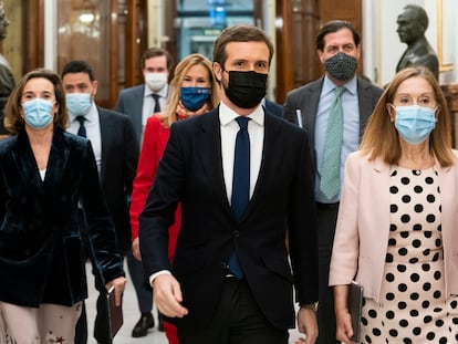 Pablo Casado flanqueado por Cuca Gamarra (izquierda) y Ana Pastor (derecha), este miércoles en el Congreso.