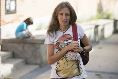 Teresa es profesora universitaria. Vallecana porque le concedieron un piso de protección oficial en Vallecas, participa de forma activa en la Asociación de Familias de Alumnos (AFA) del colegio público Carlos Sáinz de los Terreros para luchar por una “pedagogía más abierta y horizontal”.
