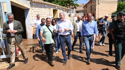 El presidente del Gobierno de Aragón, Jorge Azcón, visita distintos municipios afectados por la tormenta, este lunes, en Azuara (Zaragoza).
