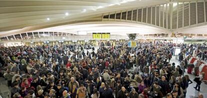 Gran número de personas esperan en el aeropuerto de Loiu (Vizcaya)