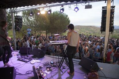 Fanfarlo, durante su actuación en el Evento Sarmiento.