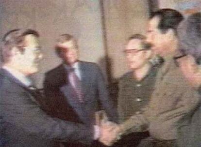 El ex secretario de Defensa estadounidense Donald Rumsfeld estrecha la mano de Sadam en 1983.
