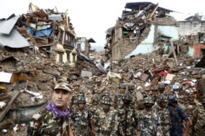 Soldados nepalíes en una operación de rescate en Shaku.