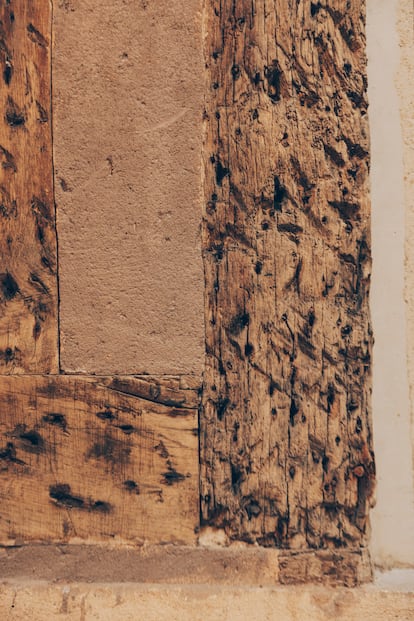 Detalle de la pared original contra la que hace 400 años golpeaban las pelotas.