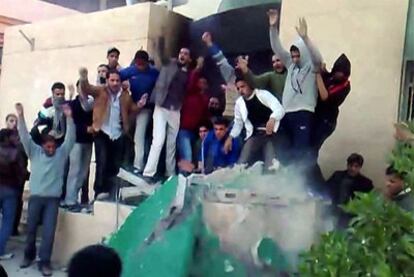 Imagen tomada de un vídeo que muestra a supuestos manifestantes antigubernamentales en Tobruk.