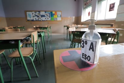 Un aula vacía en un colegio, cerrado por la pandemia.