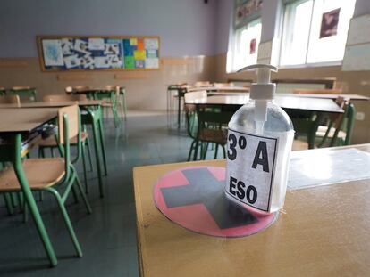 Un aula vacía en un colegio, cerrado por la pandemia.