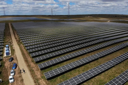 Vista aérea de una planta fotovoltaica en Trujillo, Cáceres.