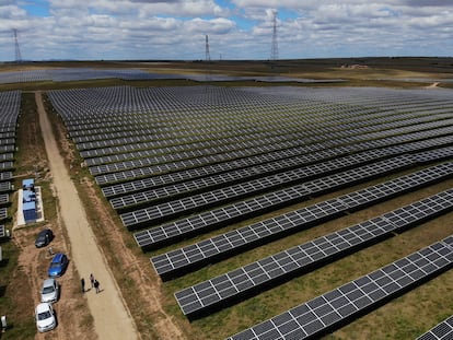 Vista aérea de una planta fotovoltaica en Trujillo, Cáceres.