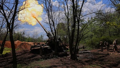 Una batería 2S7 Pion del ejército de Ucrania dispara hacia posiciones rusas en el frente de Pokrovsk (Donetsk) el 15 de mayo.