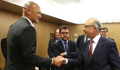 Romeva saluda Montoro en un acte a l'abril.
