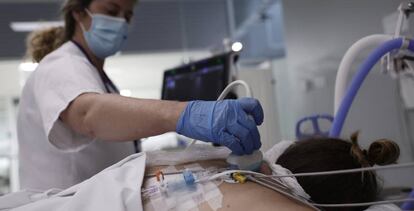 Una enfermera atiende a una paciente con covid-19 en el Hospital Zendal en Madrid.