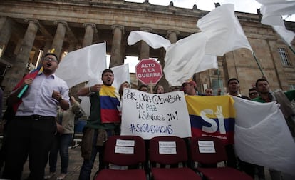 Partidarios del acuerdo de paz en una manifestaci&oacute;n posterior al refer&eacute;ndum. 
 
 