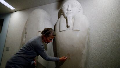 La directora del Museo de Egipto, Friederike Seyfried, muestra los daños en un sarcófago.