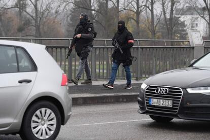 El sospechoso -hombre de 29 años y nacido en Estrasburgo- tiene abierta una "ficha S", según confirmó anoche el Ministerio del Interior francés. Se trata de una clasificación específica dentro del amplio "fichero de personas investigadas", para prevenir amenazas graves a la seguridad pública o la seguridad del Estado.