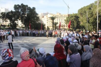 Concentración de protesta, el sábado por la tarde, de los jóvenes islamistas en el centro de Tánger por la prohibición del acto de clausura de su congreso en la plaza de las Naciones.