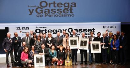 Foto de familia de los galardonados, los miembros del jurado, directivos del Grupo PRISA y miembros del Gobierno en funciones en los Premios Ortega y Gasset.