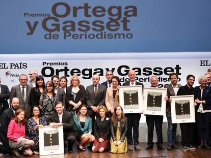 Foto de familia de los galardonados, los miembros del jurado, directivos del Grupo PRISA y miembros del Gobierno en funciones en los Premios Ortega y Gasset.