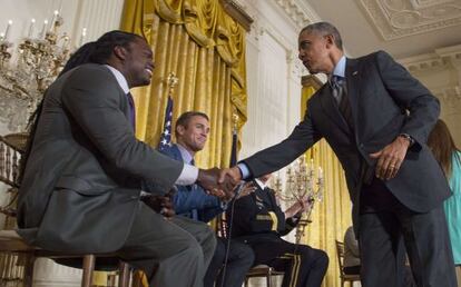 Obama saluda este jueves al exjugador de la NFL Arrington.