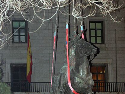 La estatua de Franco, levantada del pedestal por una grúa a la 1.55 de hoy.
